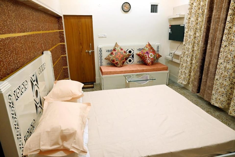 Bed, TV and multimedia, Bedroom
