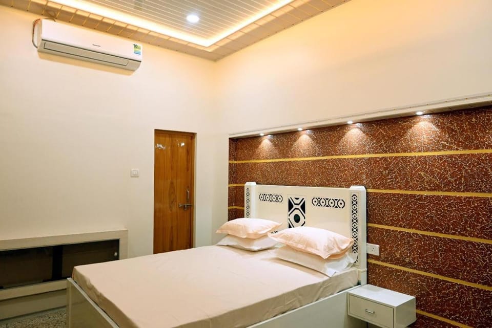 Bed, Bathroom, Bedroom, towels, air conditioner