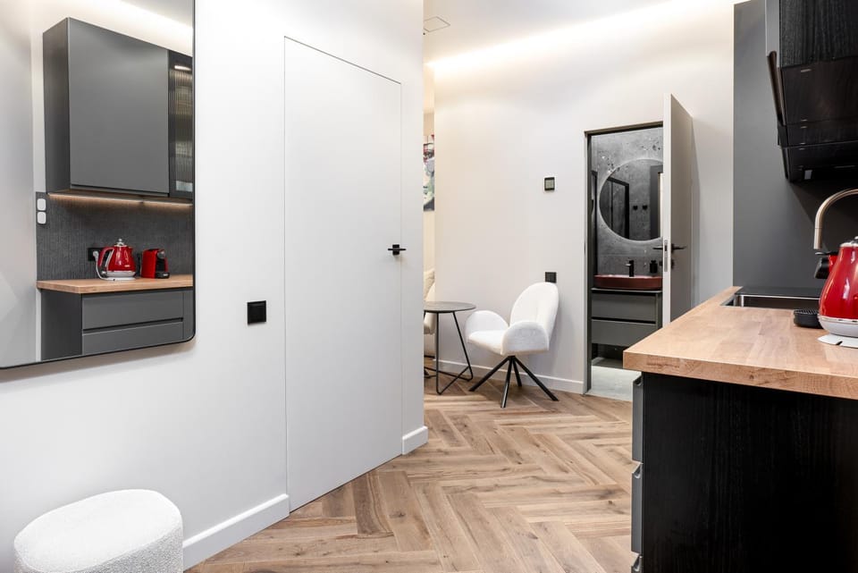 Kitchen or kitchenette, Dining area, oven