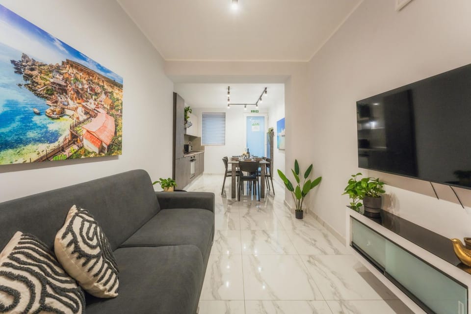 NEW - Only Suites Modern 2-Bedroom Maiosnette with Private heated Jacuzzi by SF Homes Apartment in Saint Julians