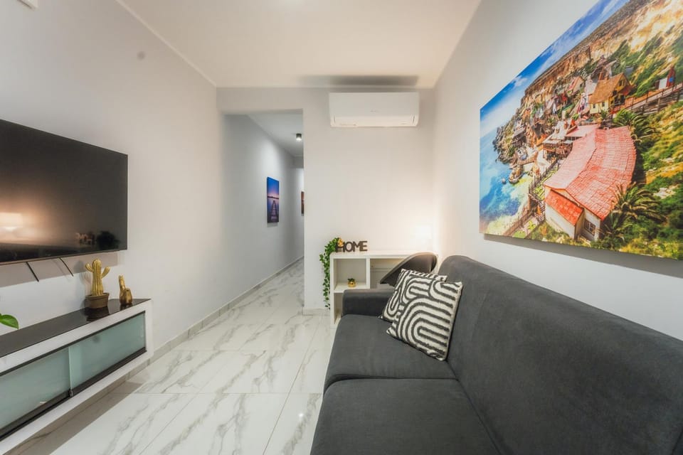 NEW - Only Suites Modern 2-Bedroom Maiosnette with Private heated Jacuzzi by SF Homes Apartment in Saint Julians