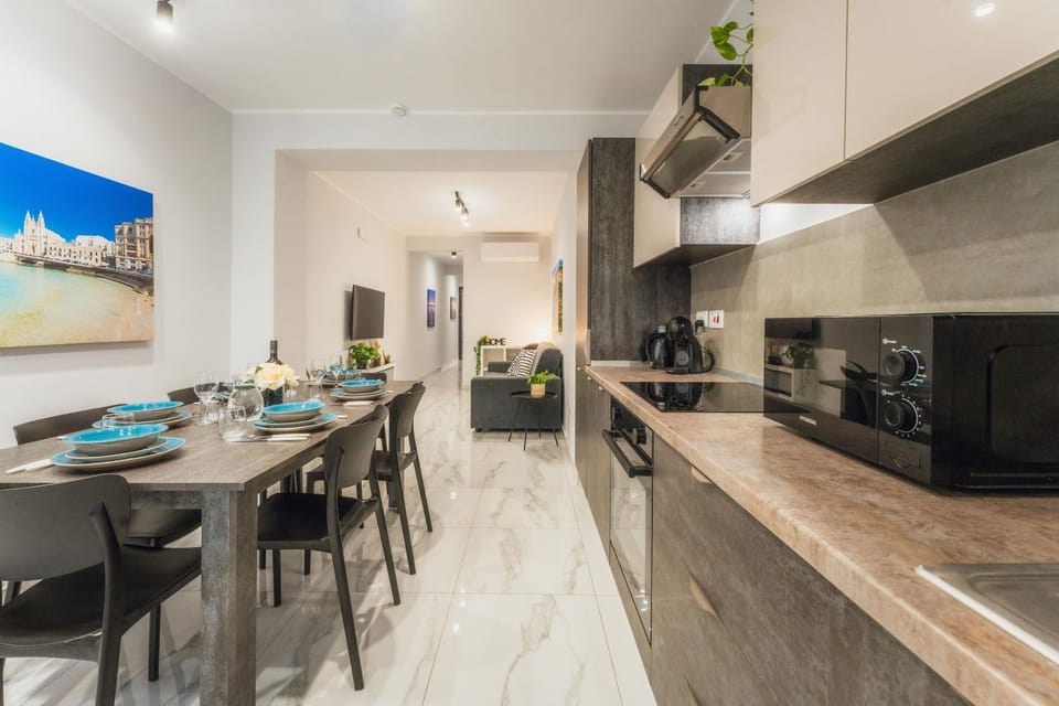 NEW - Only Suites Modern 2-Bedroom Maiosnette with Private heated Jacuzzi by SF Homes Apartment in Saint Julians