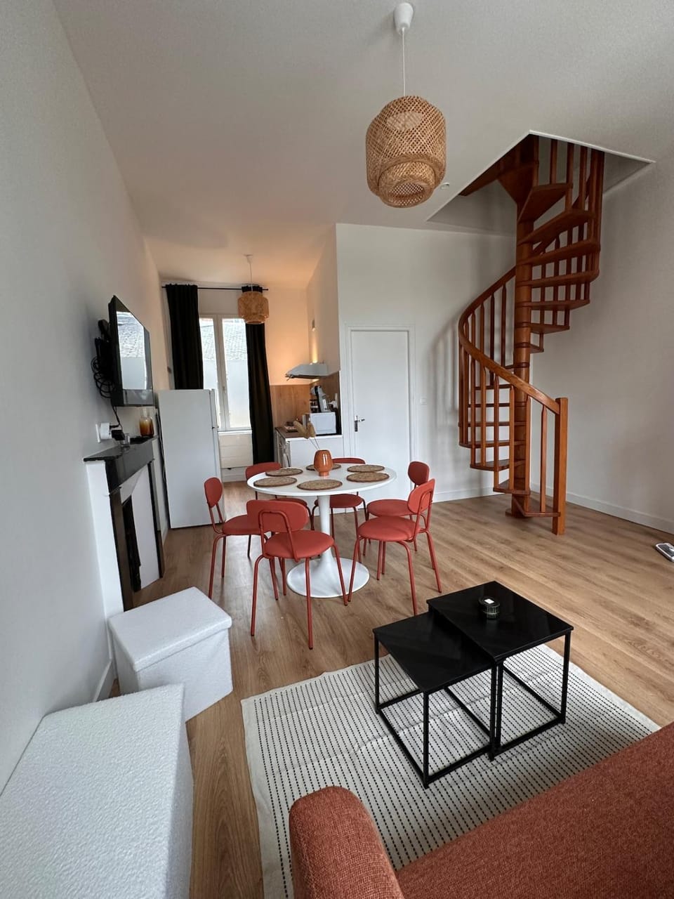 TV and multimedia, Kitchen or kitchenette, Living room, Seating area, Dining area
