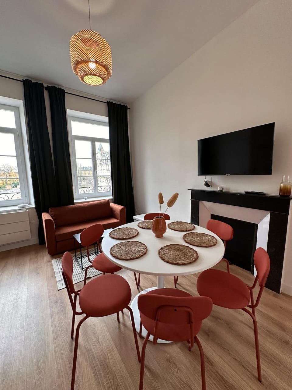 TV and multimedia, Living room, Seating area, Dining area