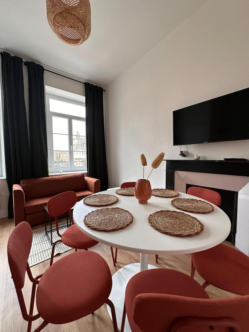 TV and multimedia, Living room, Seating area, Dining area