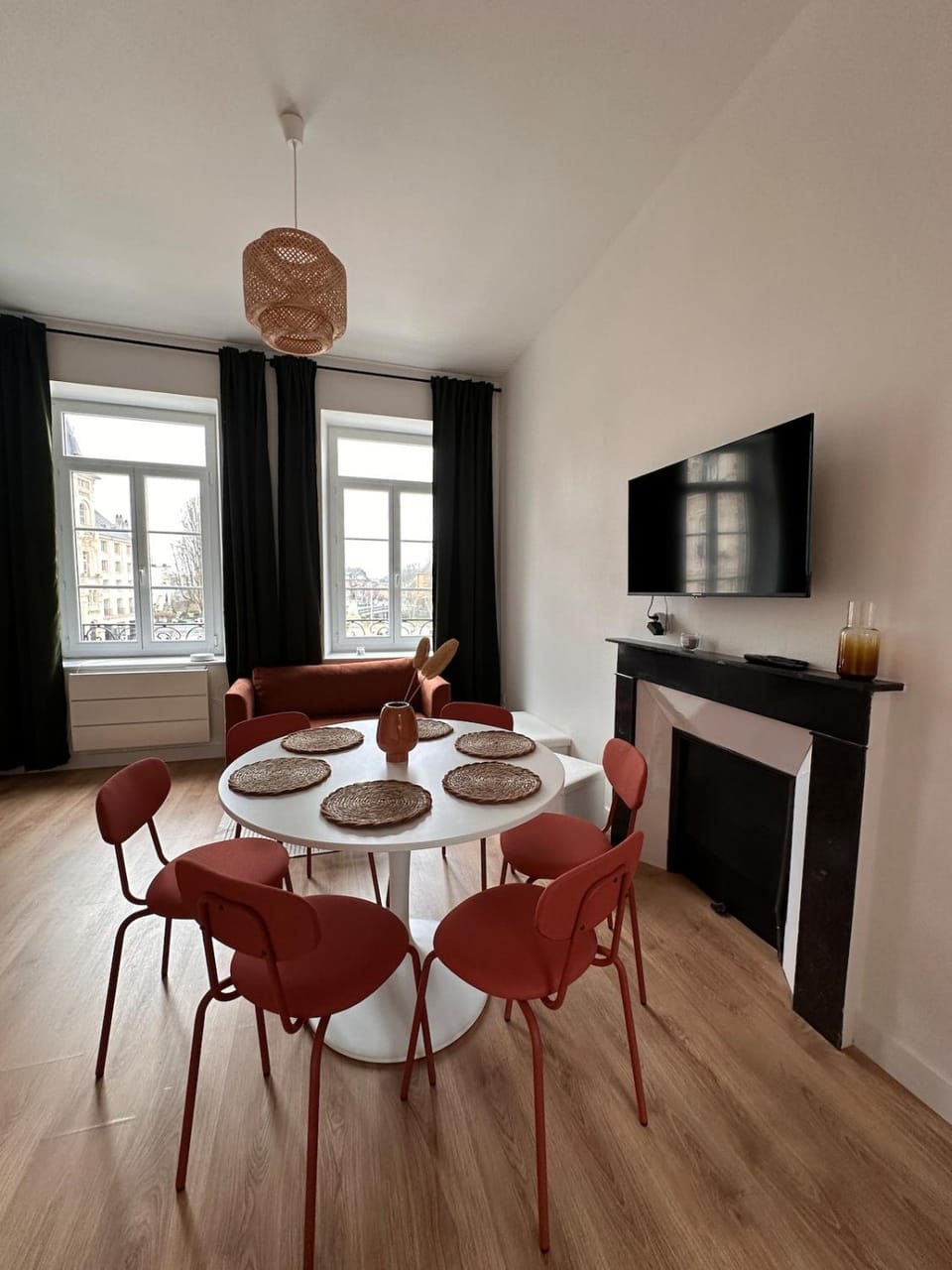 TV and multimedia, Living room, Seating area, Dining area
