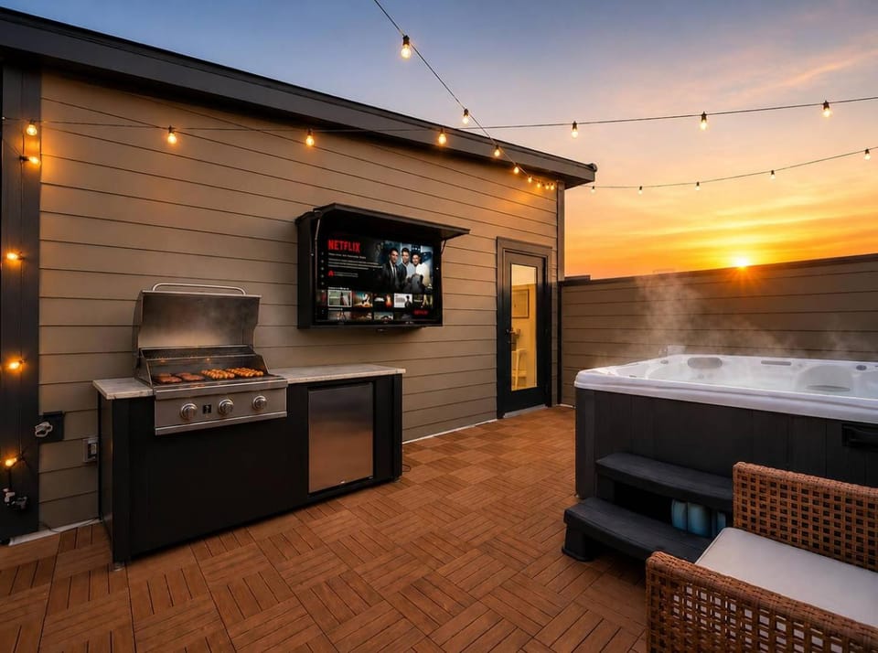 Modern Multi-Level Retreat with Rooftop Hot Tub Apartment in Berry Hill
