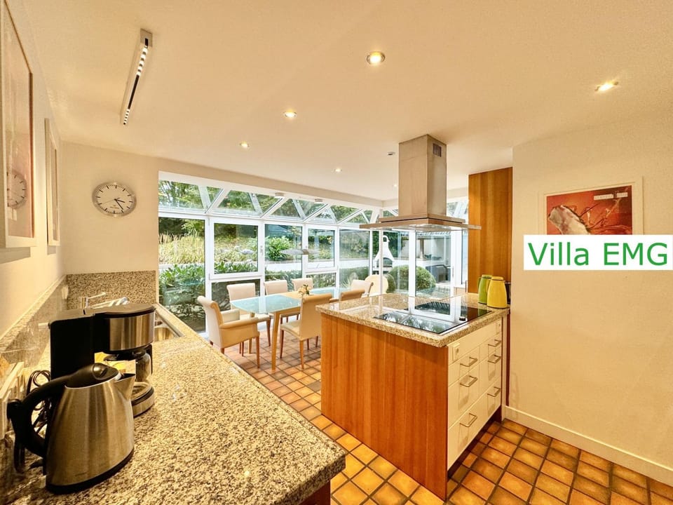 Coffee/tea facilities, Kitchen or kitchenette, Dining area, Garden view, dishwasher, microwave, oven, stove