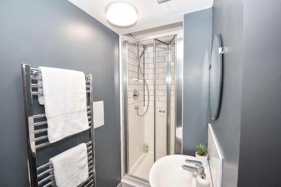 Modern 5 Bedroom Budget Apartment in Headingley Apartment in Leeds