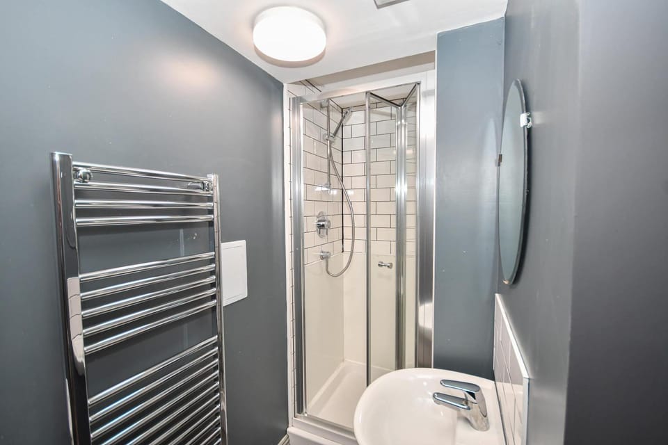 Modern 5 Bedroom Budget Apartment in Headingley Apartment in Leeds