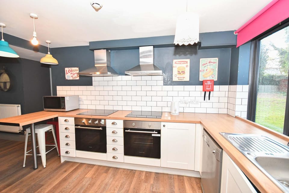 Modern 5 Bedroom Budget Apartment in Headingley Apartment in Leeds