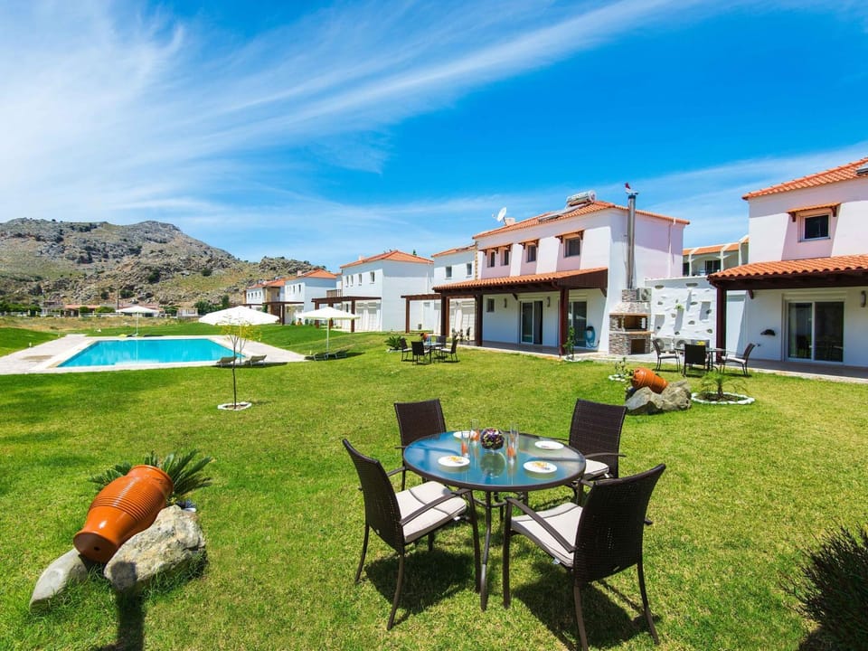 Holiday Home Haus in Kolympia mit Parkplatz und Bergblick by Interhome House in Kolympia