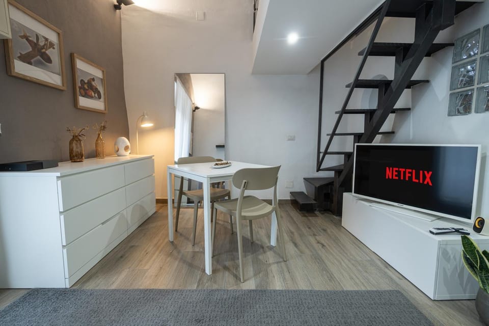 TV and multimedia, Living room, Seating area, Dining area