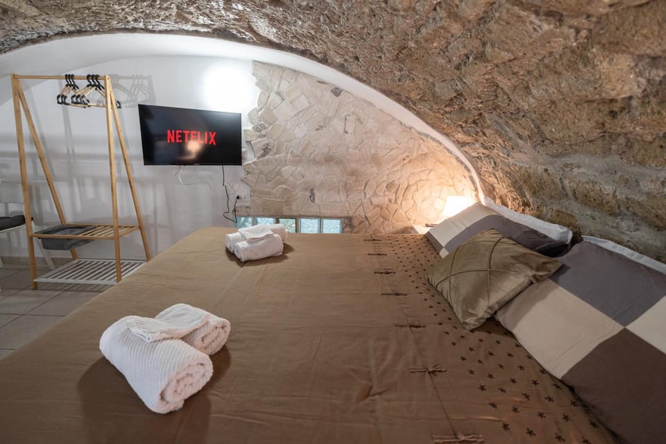 Bed, TV and multimedia, Photo of the whole room, Bedroom, towels