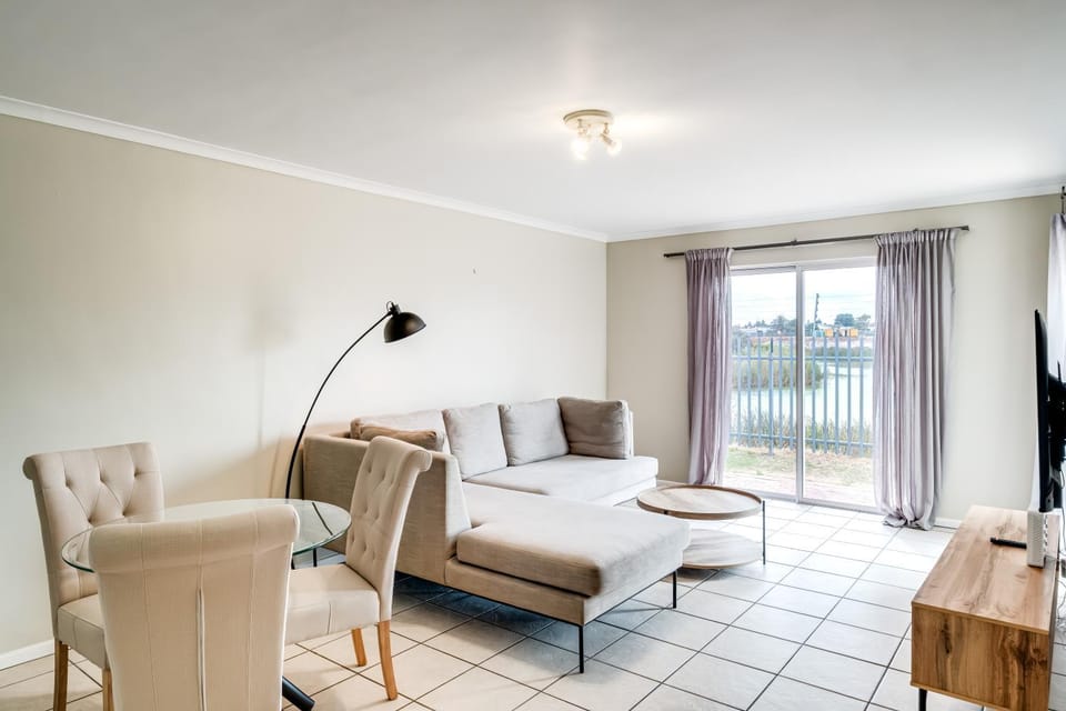 Belina - Century On Lake Moorings Apartment in Cape Town
