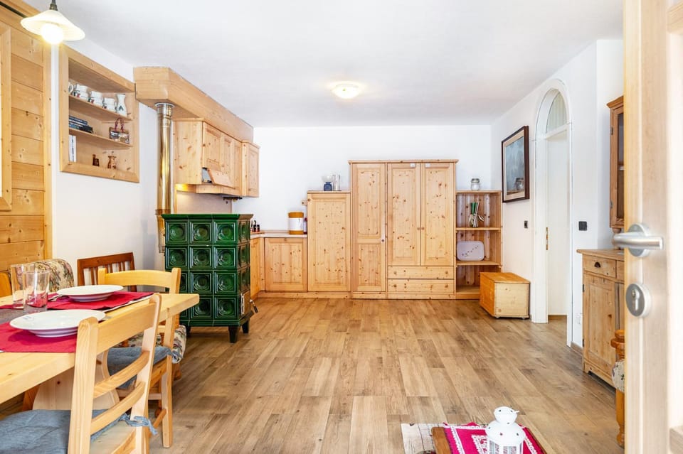 Property building, Kitchen or kitchenette, Living room