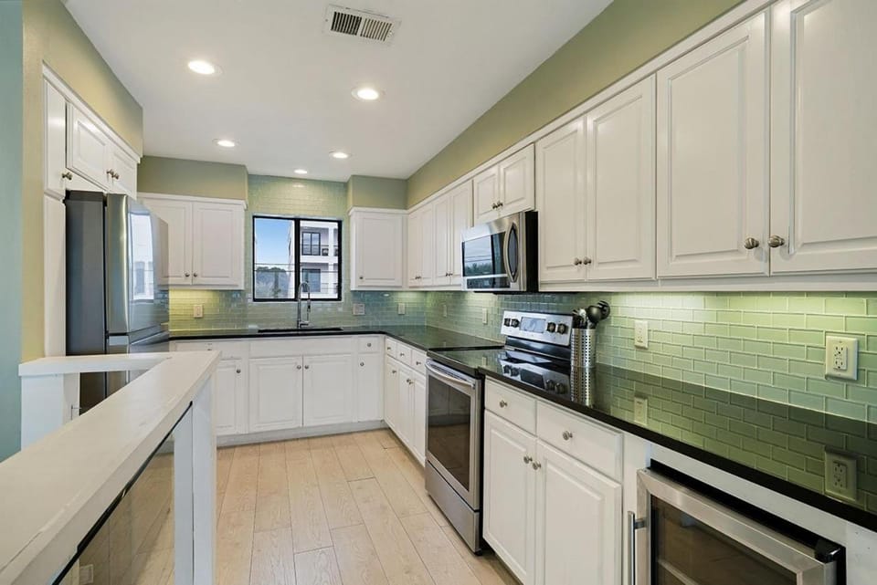 Bogey's Beach House - Beachfront Vacation Home with a Gulf View & Huge Deck House in Miramar Beach