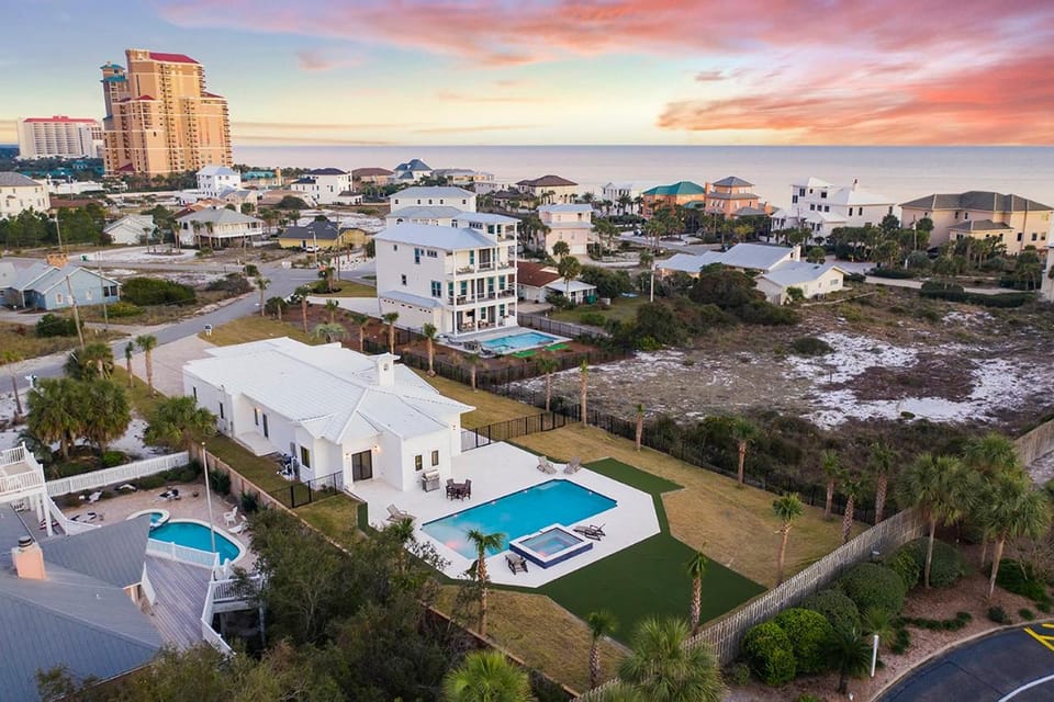 Bourbon Breeze - Beachy Home Near the Gulf with Spacious Outdoor Pool Area House in Miramar Beach