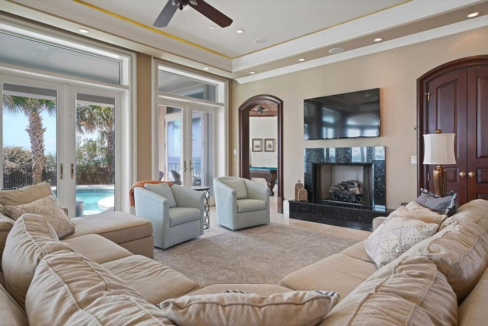 Capitano - Huge Luxury Beachfront Home with Private Pool & Rooftop Deck House in Destin