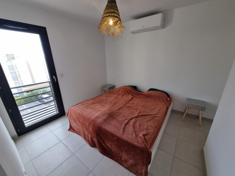 Bed, Photo of the whole room, Bedroom, air conditioner