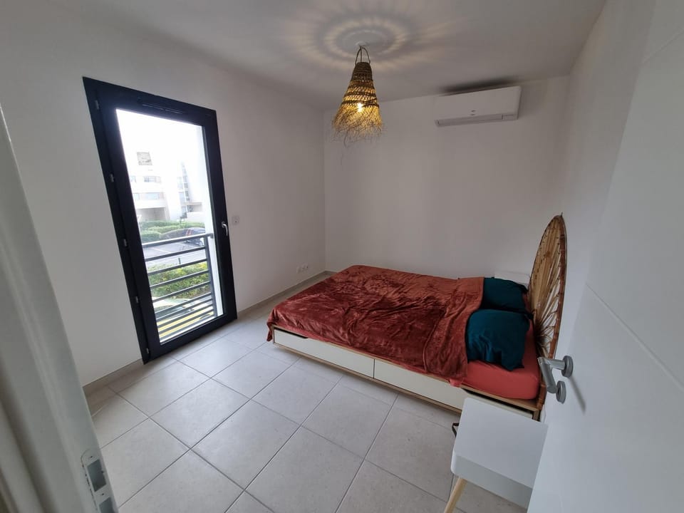 Bed, Photo of the whole room, Bedroom, air conditioner
