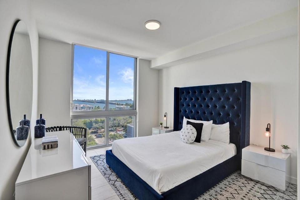 Luxury 2 Bedroom Corner Condo Walk to Design District, Infinity pool with Bay and City views, Gym, Free Parking Spot Apartment in Miami