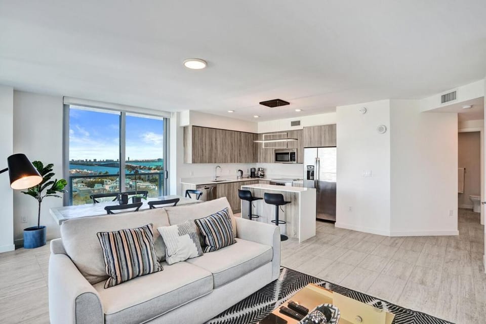 Luxury 2 Bedroom Corner Condo Walk to Design District, Infinity pool with Bay and City views, Gym, Free Parking Spot Apartment in Miami
