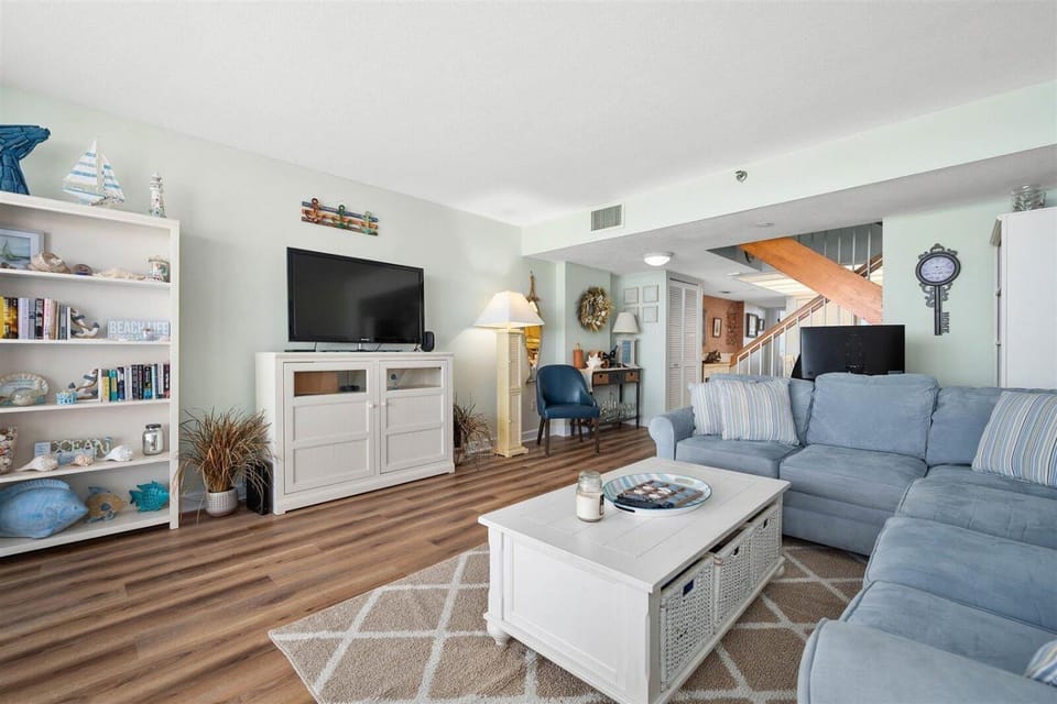 Beautiful 2 Bedroom Century I Condo with I/D Pool House in Ocean City