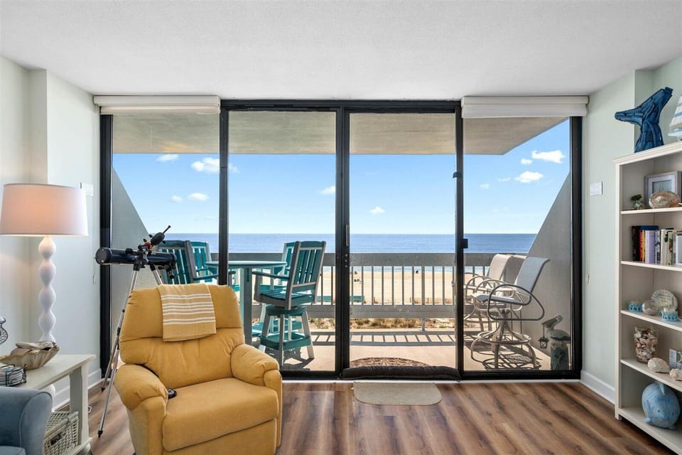 Beautiful 2 Bedroom Century I Condo with I/D Pool House in Ocean City