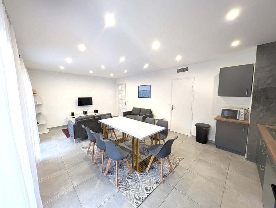 Communal lounge/ TV room, TV and multimedia, Living room, Dining area, oven, stove