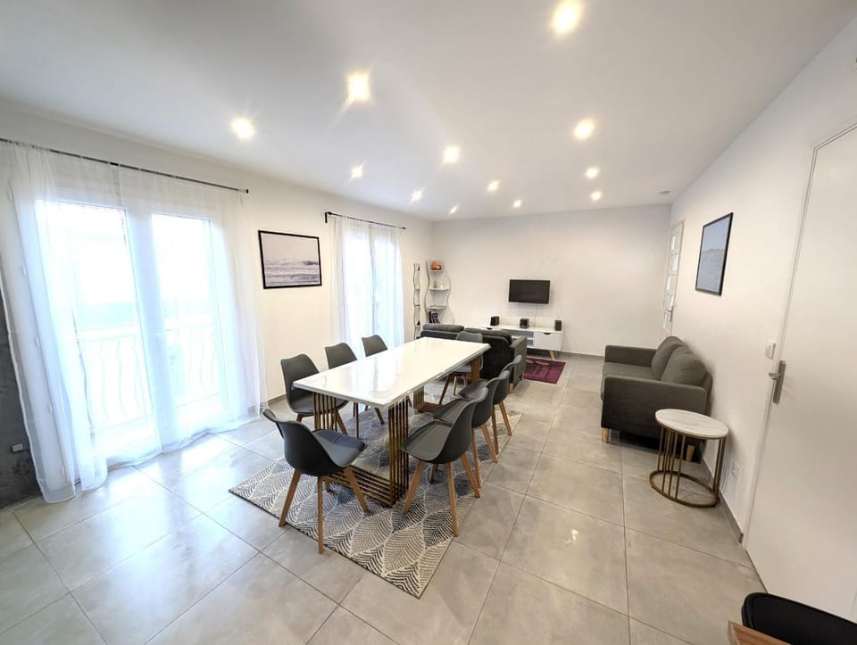 TV and multimedia, Living room, Dining area