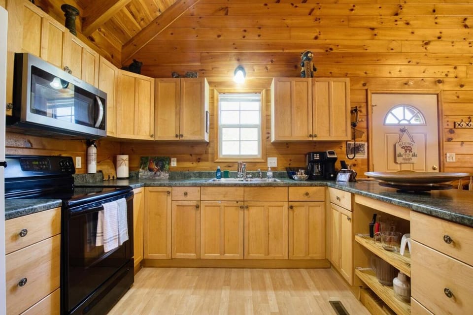Family-Friendly Cabin with Hot Tub and Game Room Cabin in Cosby