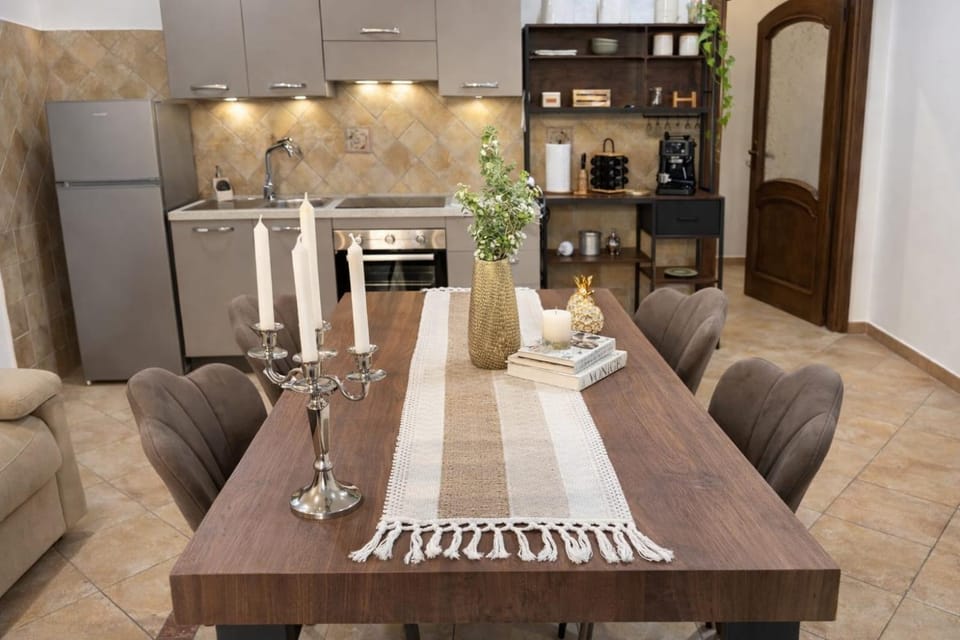 Kitchen or kitchenette, Living room, Seating area, Dining area, oven, pet friendly, stove