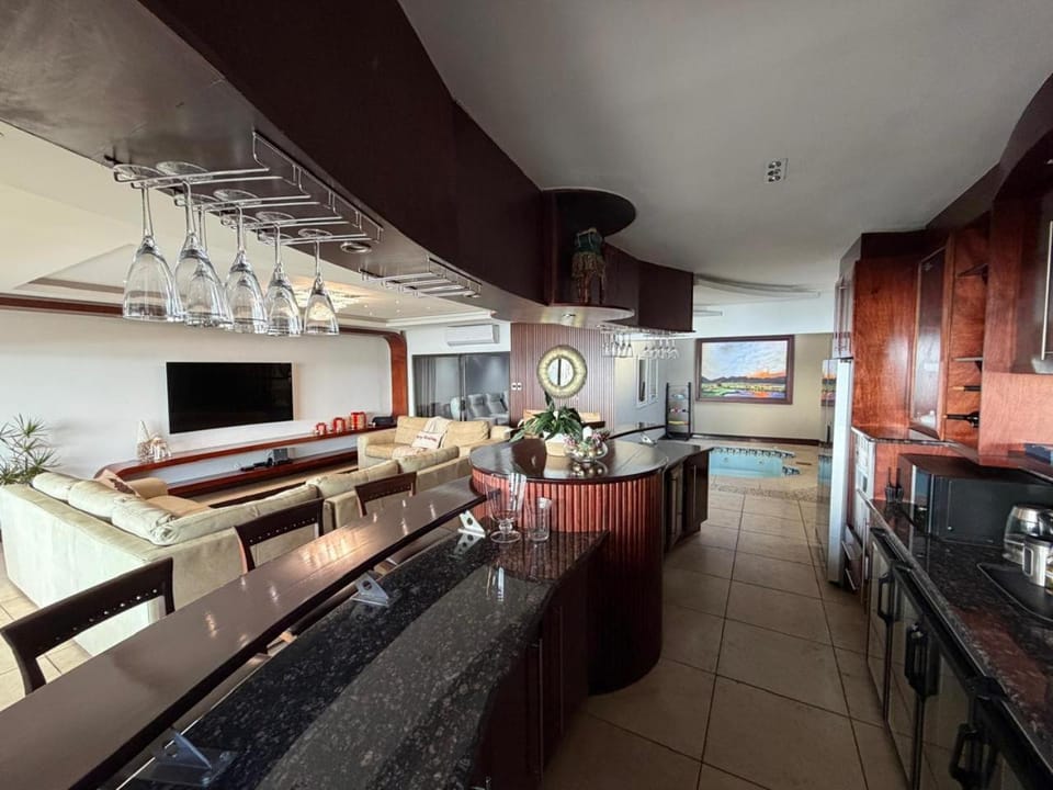 TV and multimedia, Kitchen or kitchenette, Living room, Seating area, stove