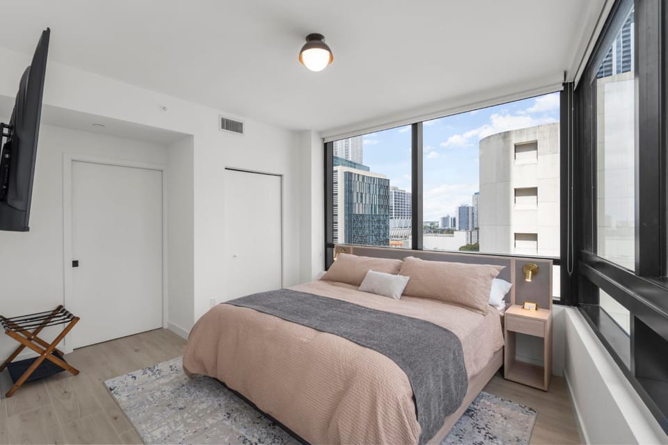 Bed, TV and multimedia, Seating area, Bedroom
