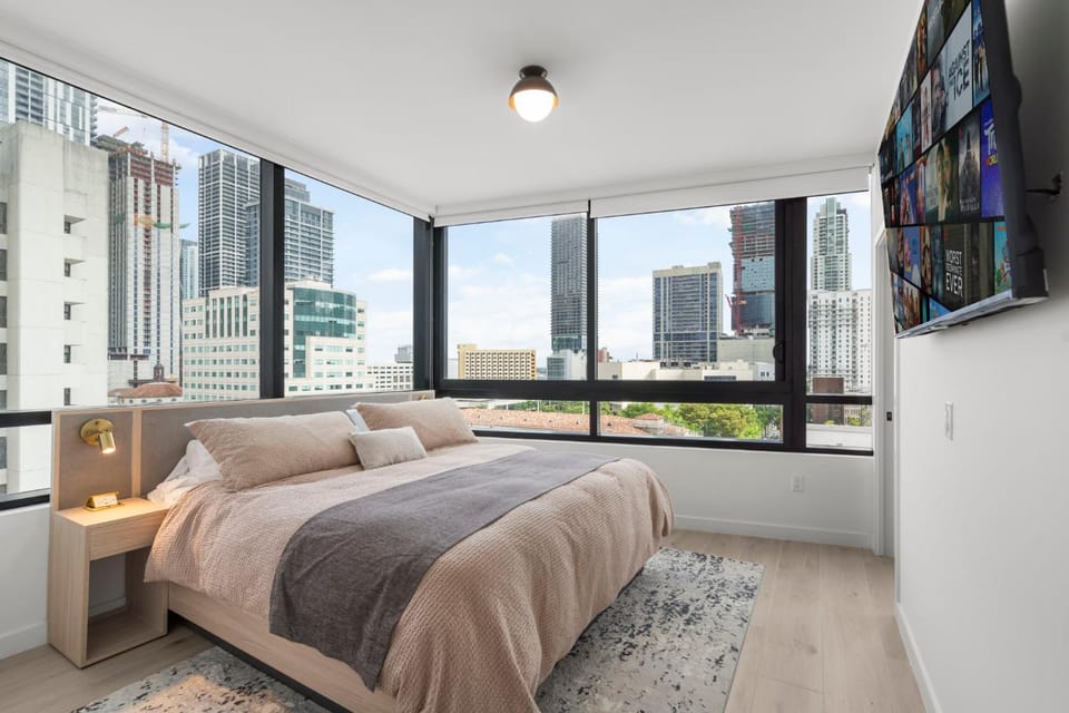 Bed, TV and multimedia, View (from property/room), Bedroom, City view