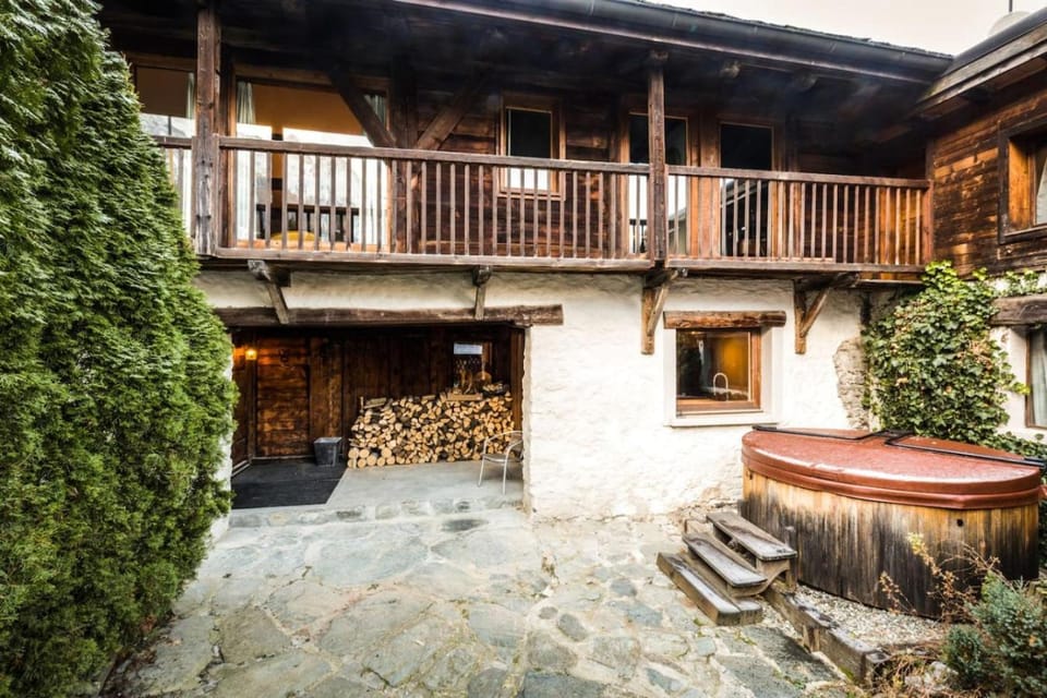 Rosaline Ferme 220m2 Charme Cheminee Jacuzzi Sauna Chalet in Les Houches