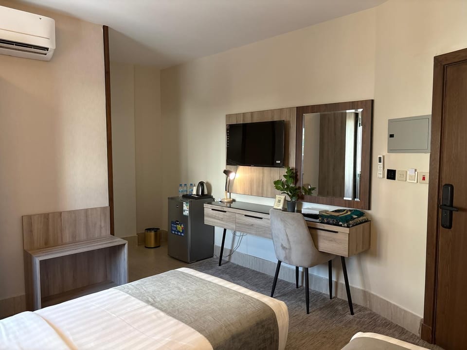 TV and multimedia, Photo of the whole room, Seating area, Bedroom, air conditioner