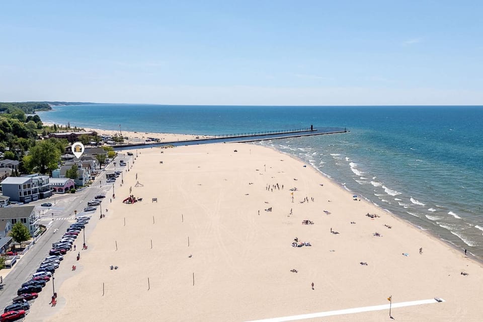 Coastal Blue Steps to North Beach Family & Dog Friendly Home House in South Haven