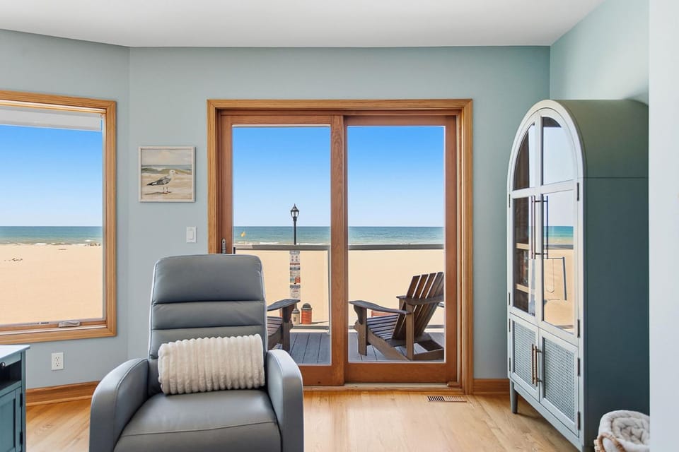 Coastal Blue Steps to North Beach Family & Dog Friendly Home House in South Haven