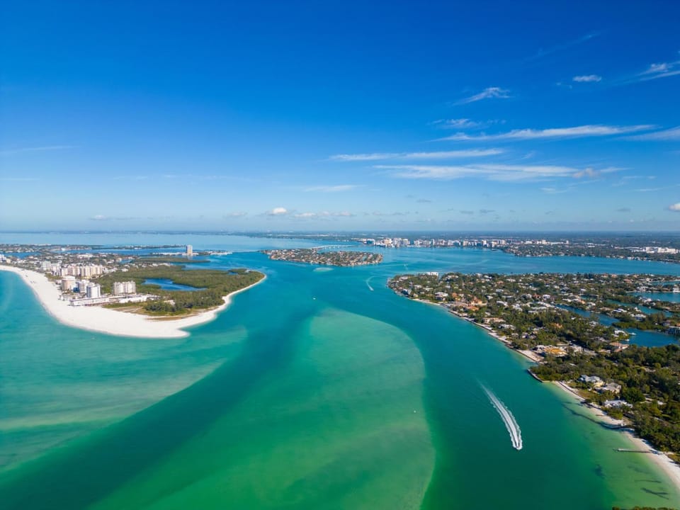 1BR Harbor Towers Condo – Pool, Marina, Gym Apartment in Siesta Beach