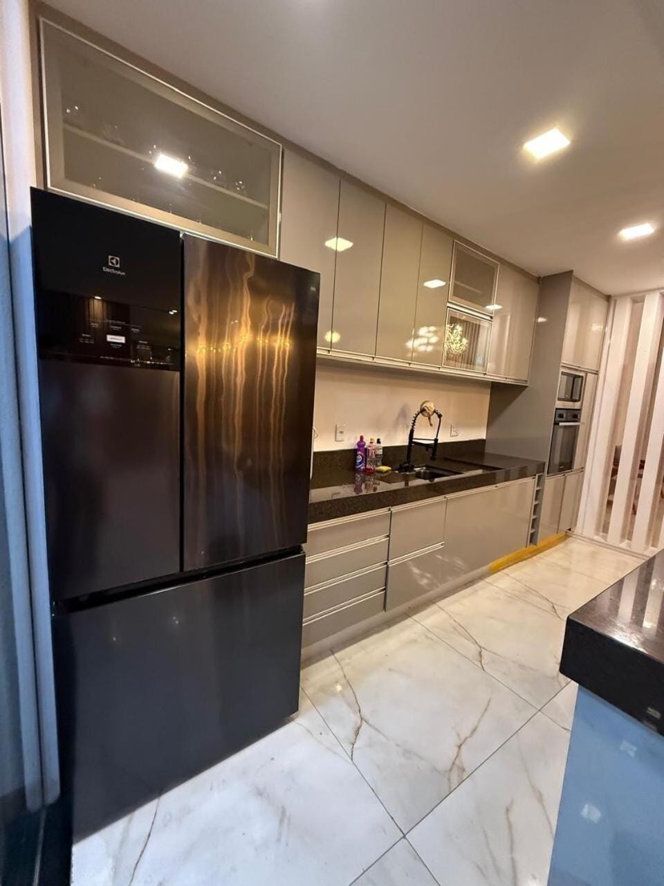 Kitchen or kitchenette, minibar, oven, stove