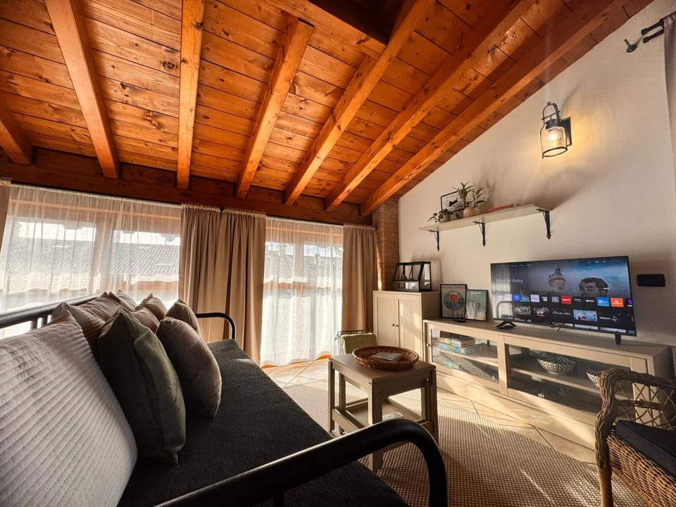 TV and multimedia, Living room, Seating area, Evening entertainment