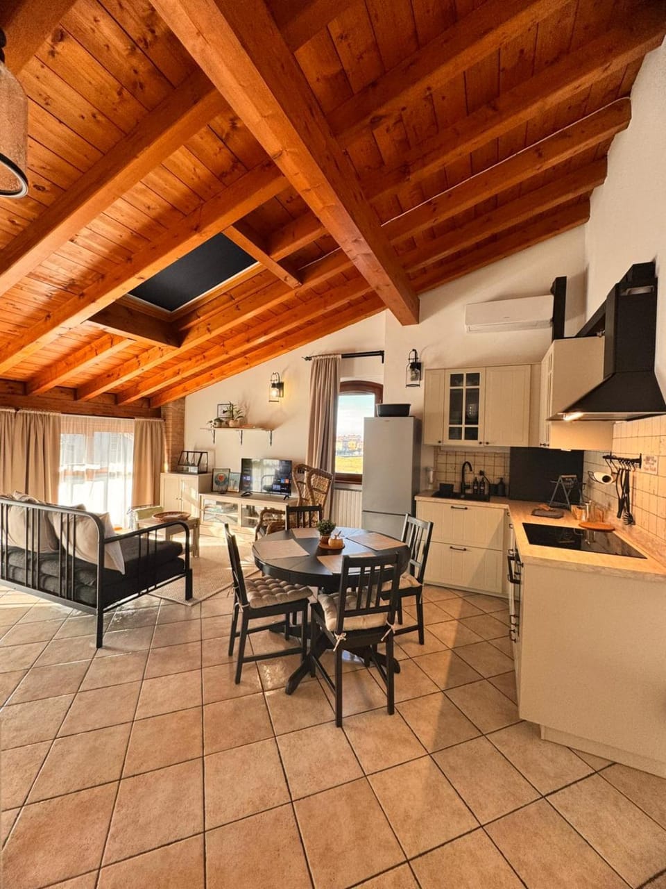 TV and multimedia, Kitchen or kitchenette, Living room, Seating area, Dining area, minibar, stove