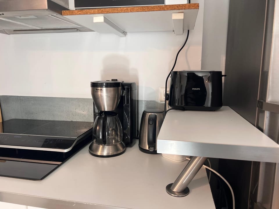 Coffee/tea facilities, toaster