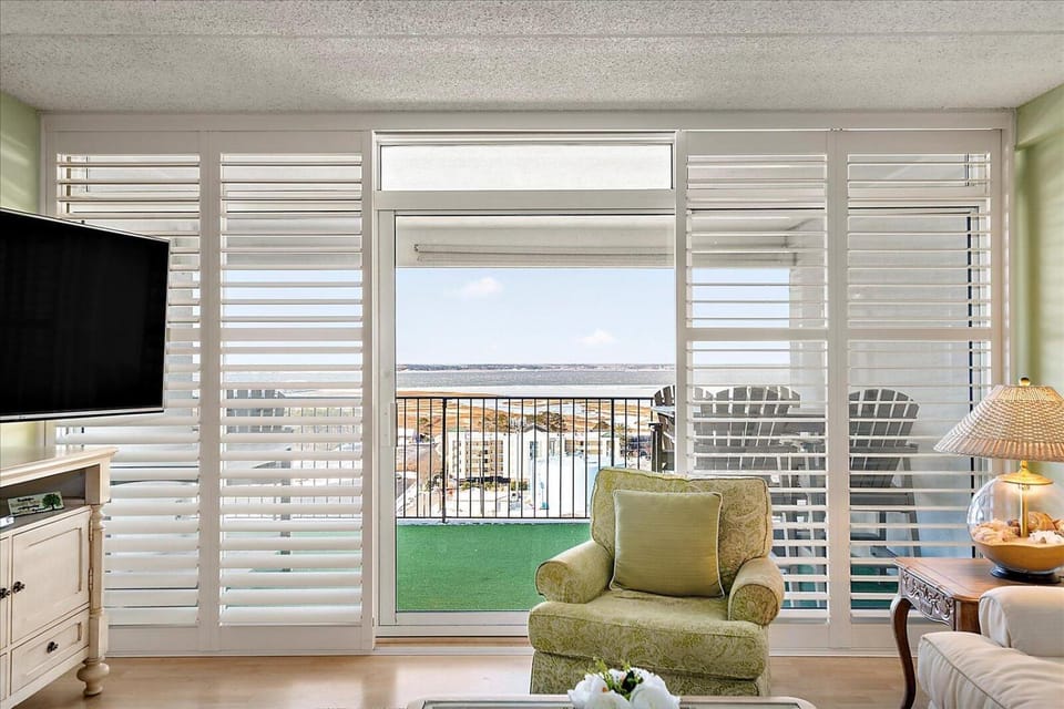 Spacious 3 Bedroom English Towers Unit with Bayside Views and Indoor Pool! House in Ocean City