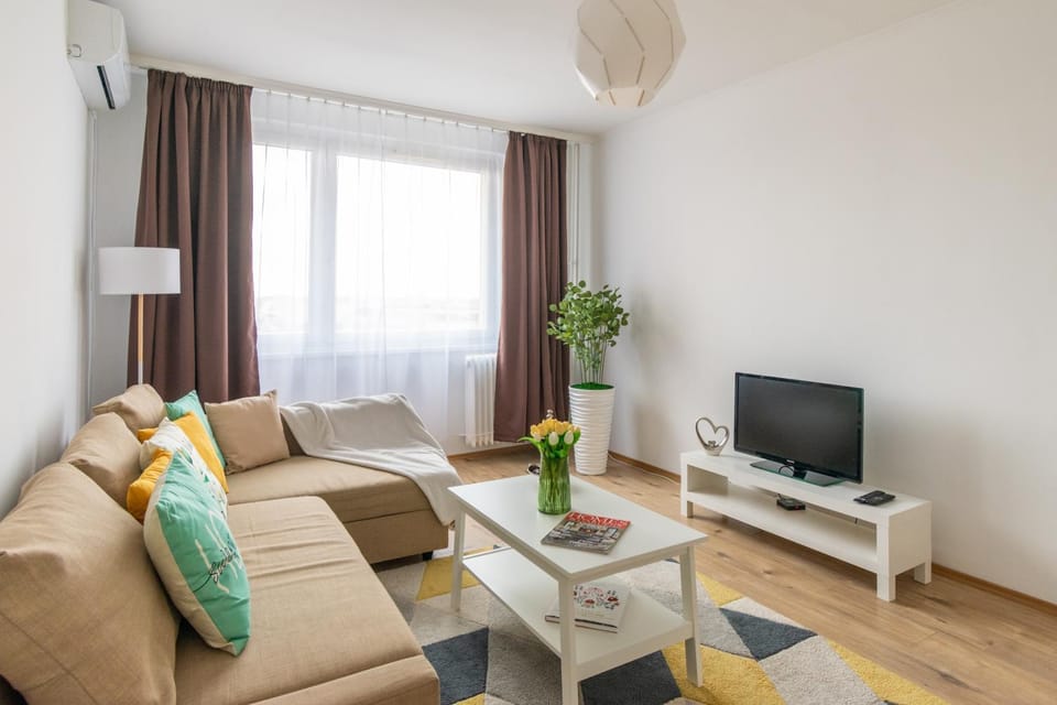 Communal lounge/ TV room, TV and multimedia, Living room, Seating area, Evening entertainment