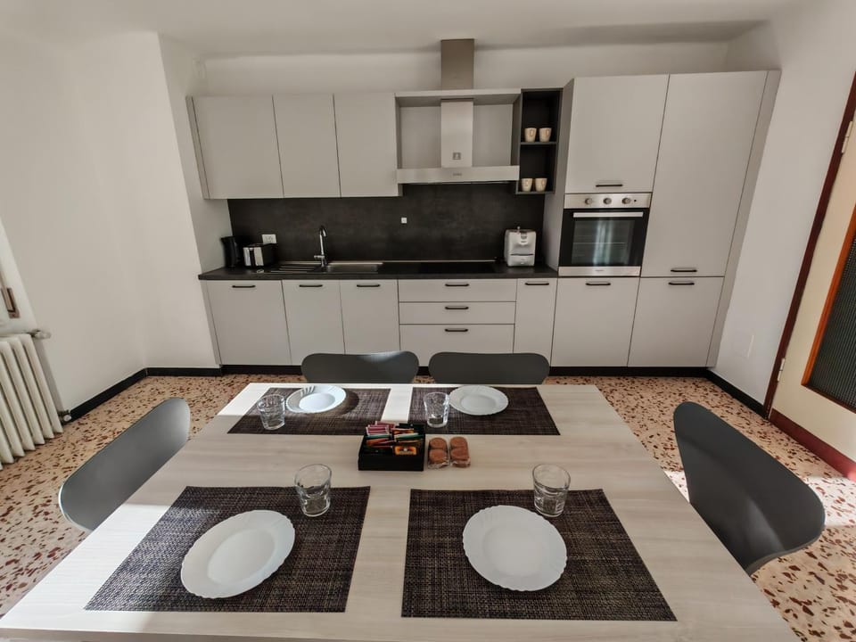 Coffee/tea facilities, Kitchen or kitchenette, Dining area, dishwasher, stove, toaster