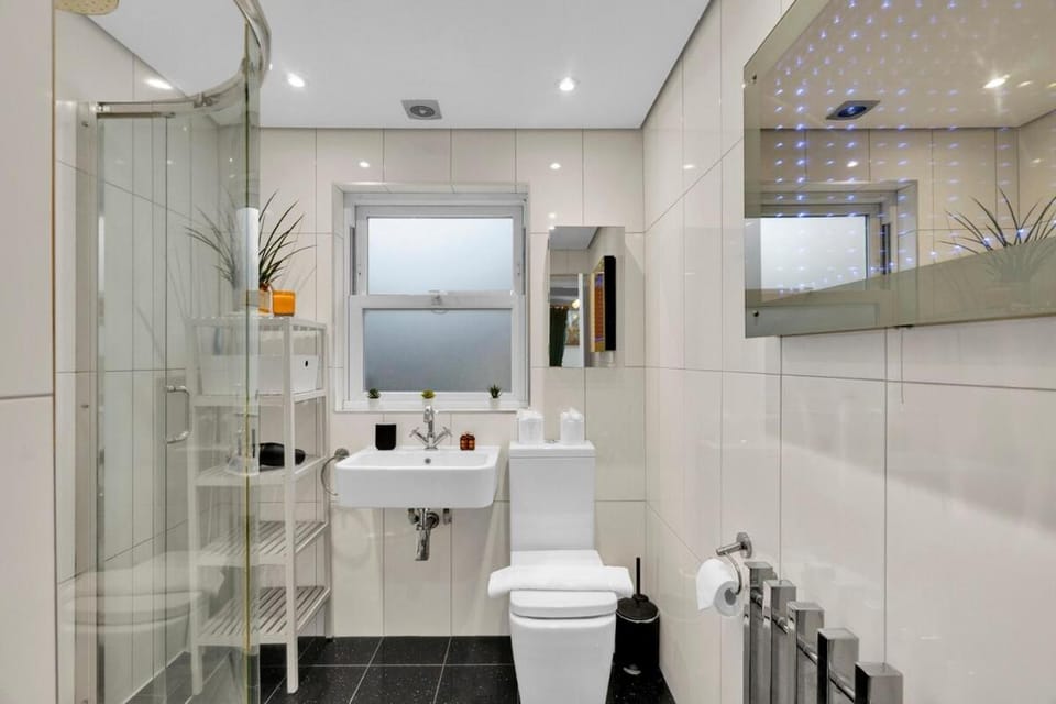 Stylish 2BR House near Canary Wharf & Docklands Apartment in London Borough of Lewisham
