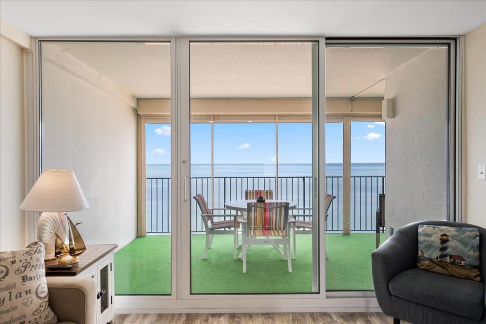 Beautiful Direct Ocean Views from this Remodeled English Towers Condo! House in Ocean City